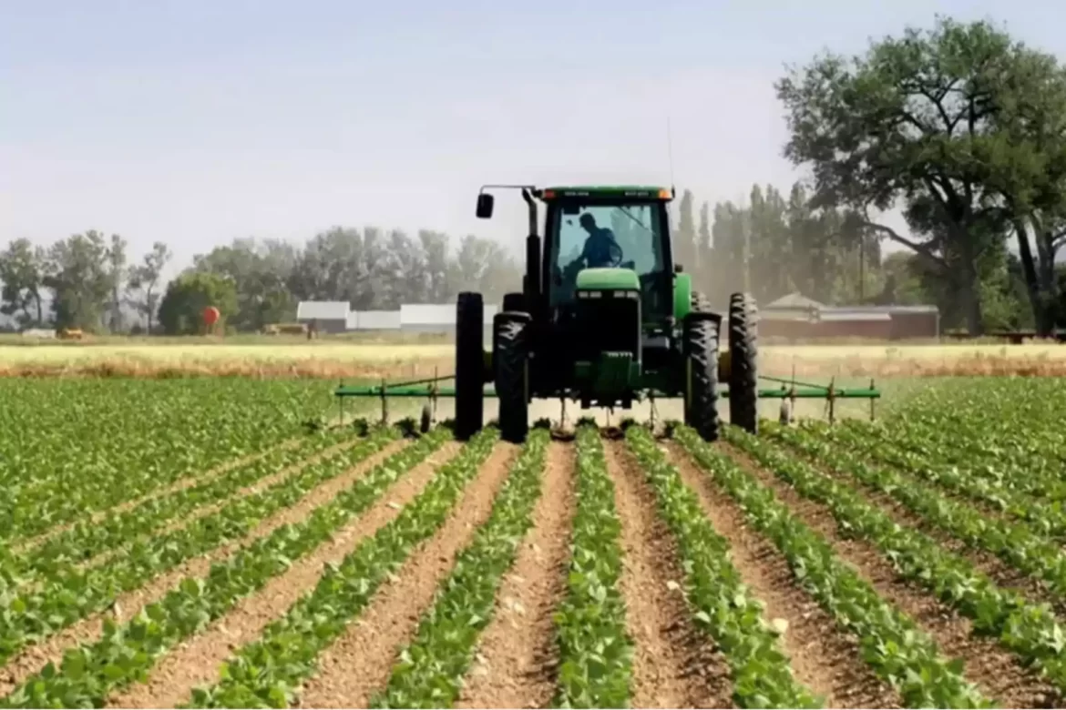 tractor trabajando