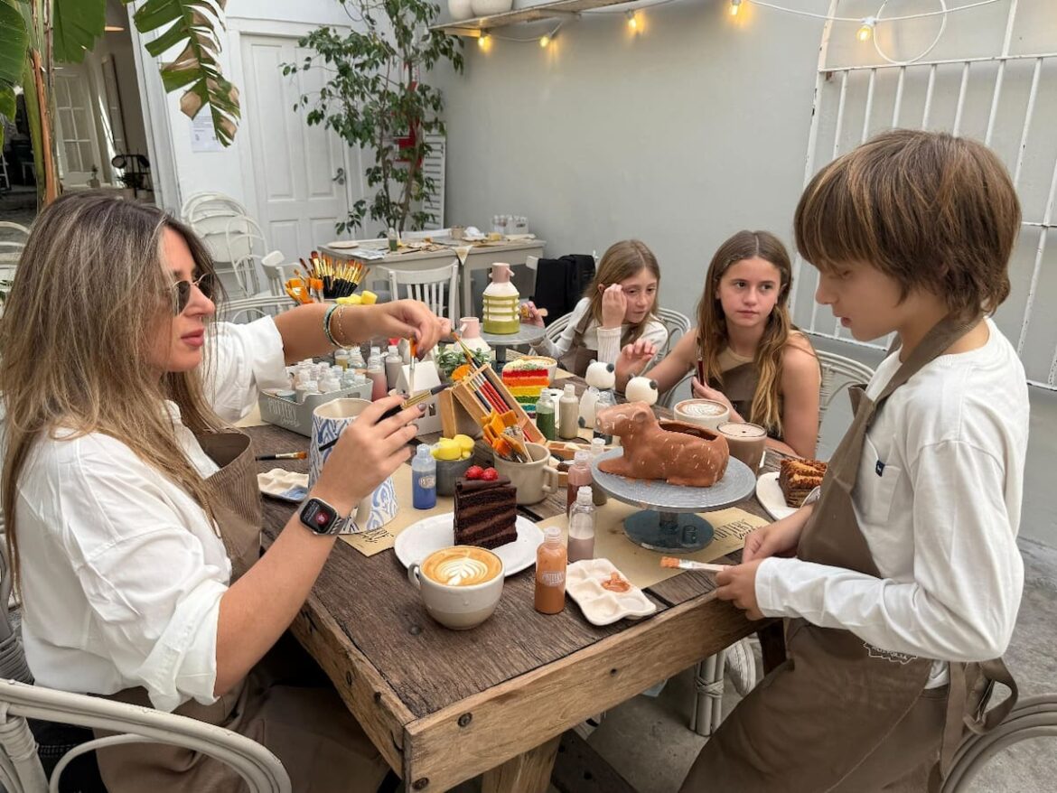 Cuatro cafés donde los chicos juegan, crean objetos con sus Cuatro cafés donde los chicos juegan, crean objetos con sus manos y los llevan a casa