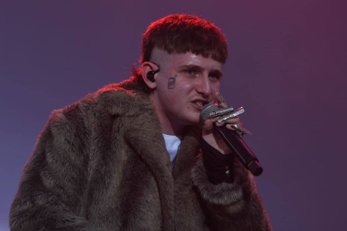 Dillom se peleó con un hombre durante un recital de AC/DC: el video del momento