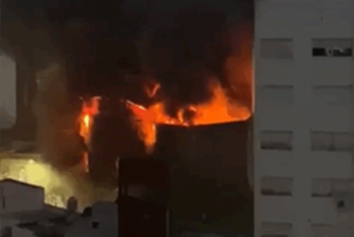 Incendio y derrumbe en un depósito de La Plata: colapsó el frente del edificio