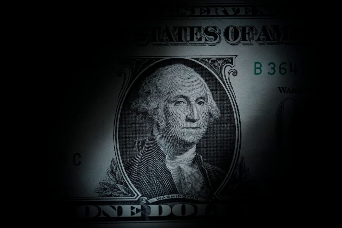 La cotización oficial arranca la semana al alza y vuelve La cotización oficial arranca la semana al alza y vuelve a alcanzar los $1300