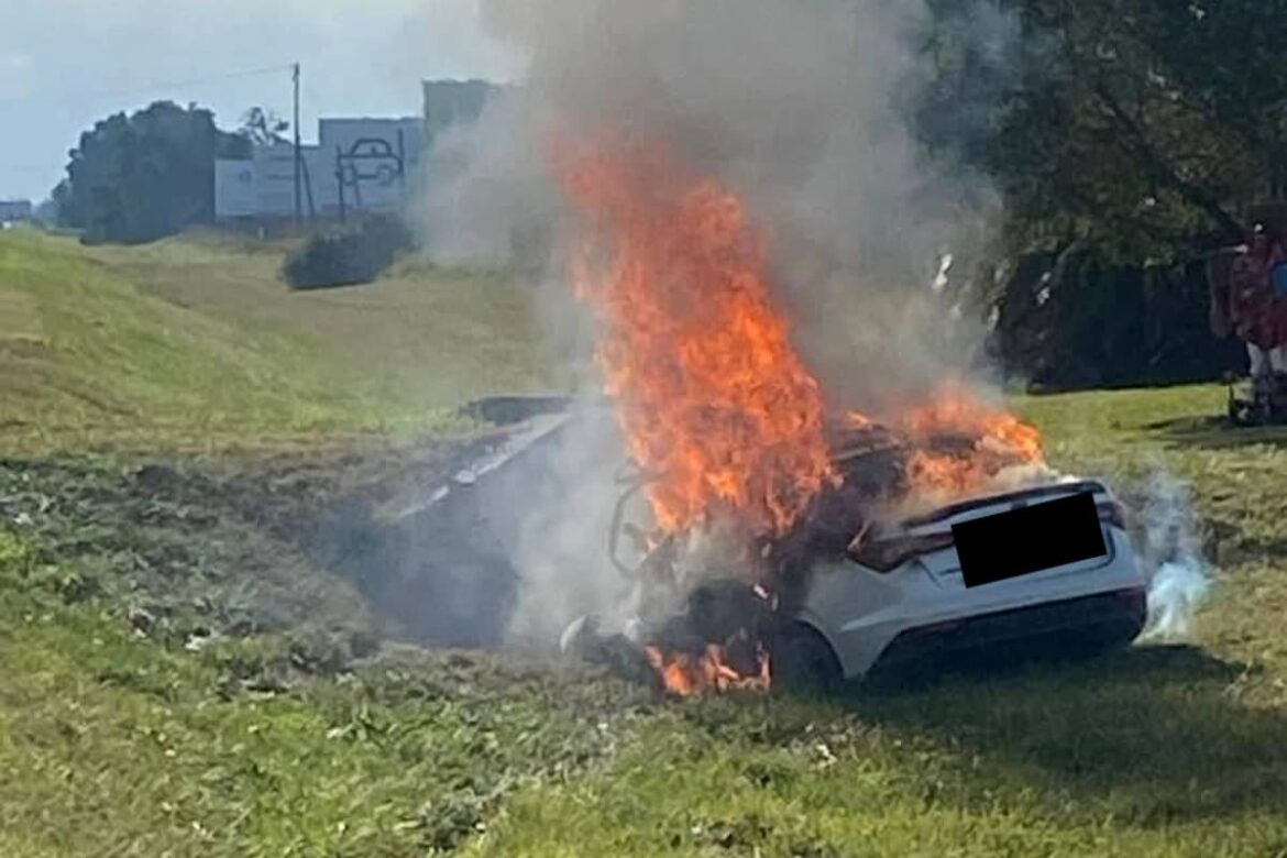 Un auto despistó en la Ruta 2, chocó contra una alcantarilla y se prendió fuego