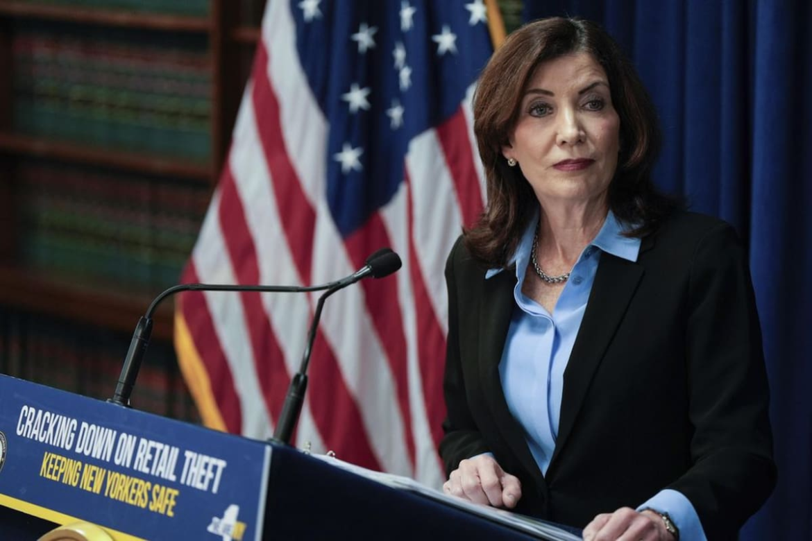 Avanza el plan de Kathy Hochul en las escuelas de Nueva York: habrá restricciones desde el otoño 2025