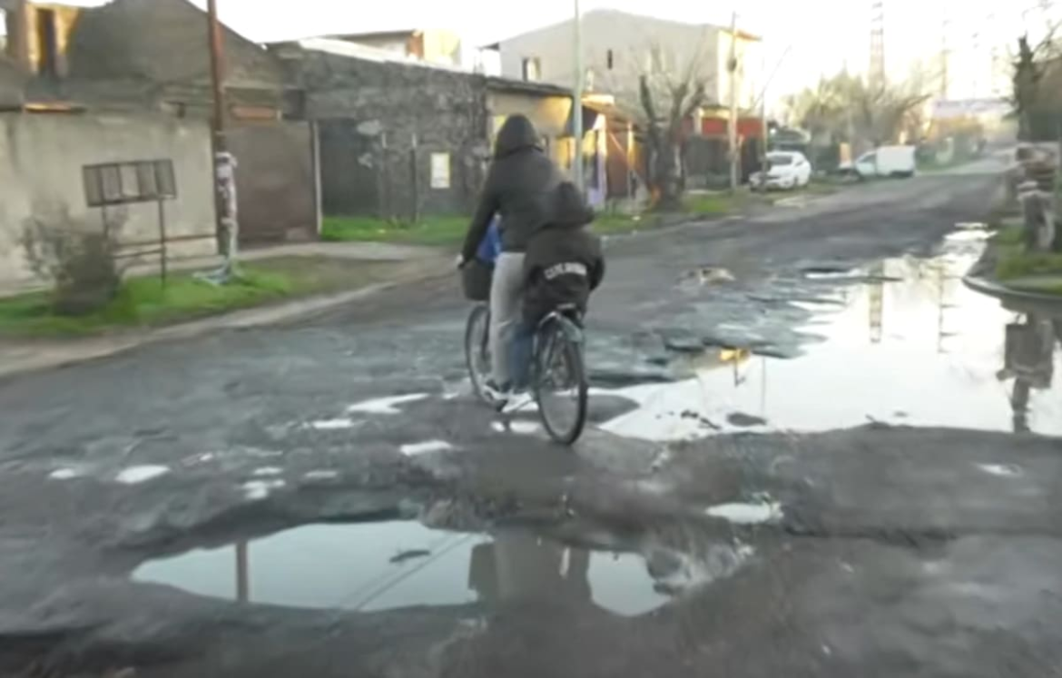 Basura desparramada, agua acumulada y calles llenas de pozos, así viven hoy los vecinos del conurbano
