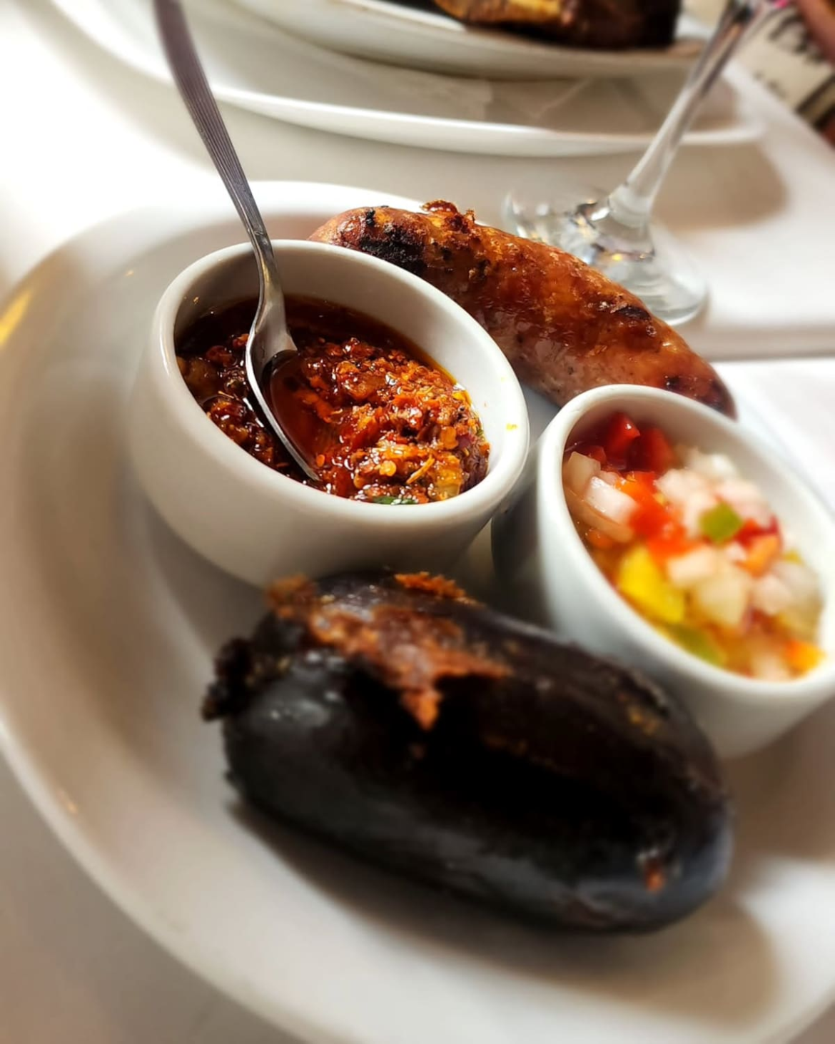 Chimichurri vs. salsa criolla: los tips de las parrillas porteñas para preparar las salsas infaltables en un asado