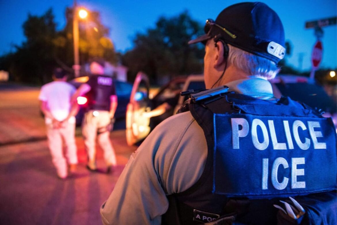 Es latino, votó por Trump y terminó detenido en una redada del ICE en California: ahora lidera una demanda colectiva