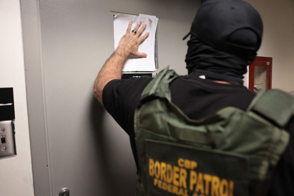 La alianza del ICE con un país latino para avanzar un nuevo acuerdo sobre seguridad migratoria en EE.UU.