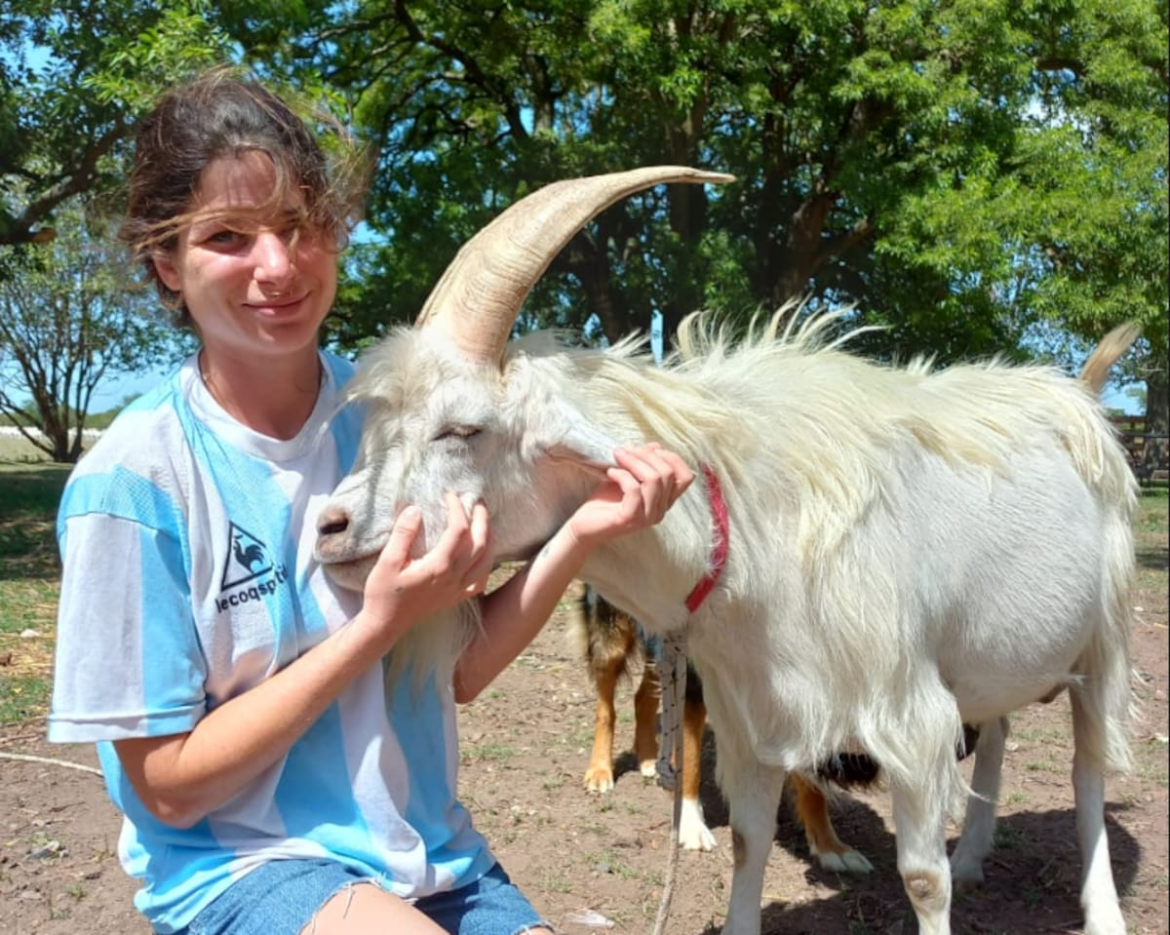 La francesa que cambió París por una chacra en Buenos Aires para hacer un queso poco conocido