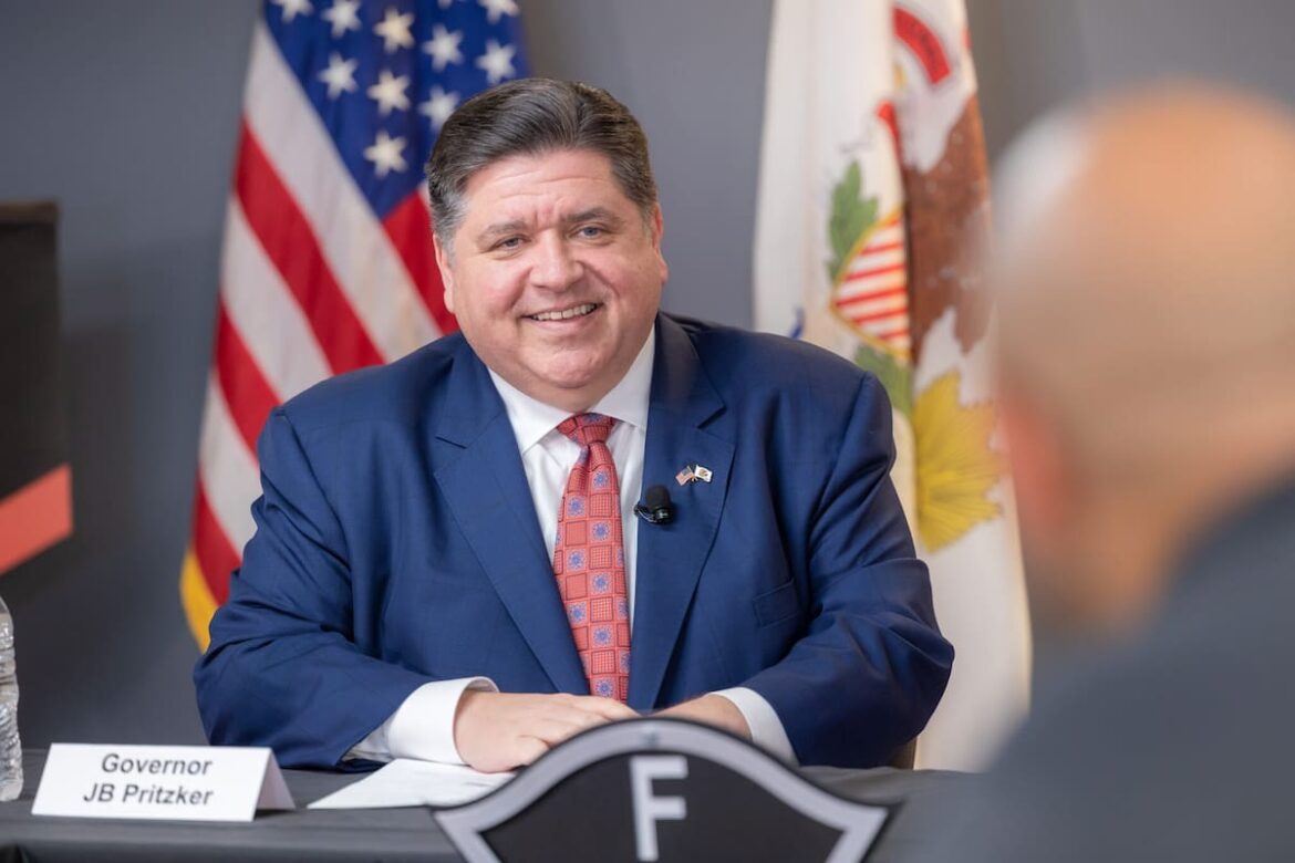 La ley HB 5561 firmada por JB Pritzker que entró en vigor en 2025 y que protege a los trabajadores en Illinois