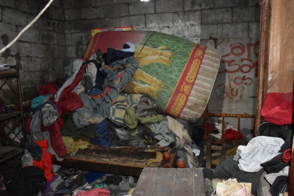 Las imágenes de la casa del hombre investigado por la desaparición de cinco personas