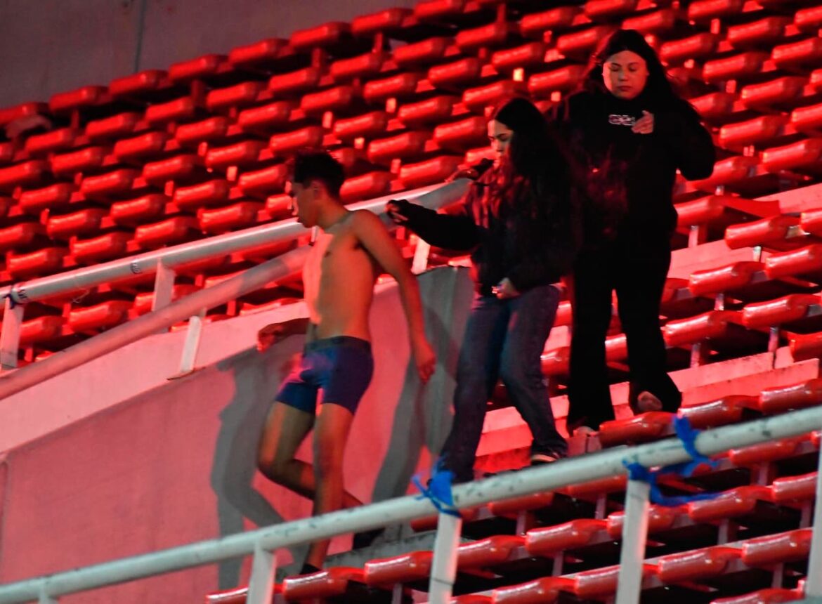 Los brutales videos de la violencia entre hinchas de Independiente y Universidad de Chile