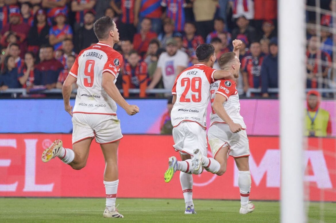 Penal, discusión y un certero Ascacibar: Estudiantes se trae un triunfo de oro de Asunción por la Copa