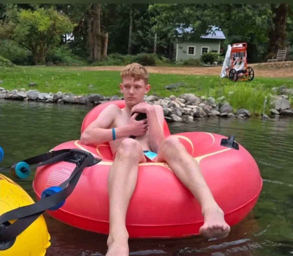 Disfrutaban de un día en el río cuando escucharon un llanto diminuto que provenía del agua