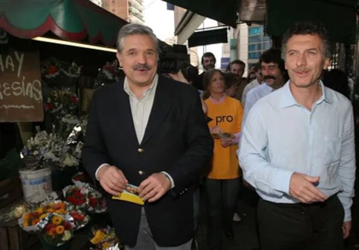 En una seguidilla de posteos, López Murphy criticó al Gobierno y le hizo un guiño a Macri