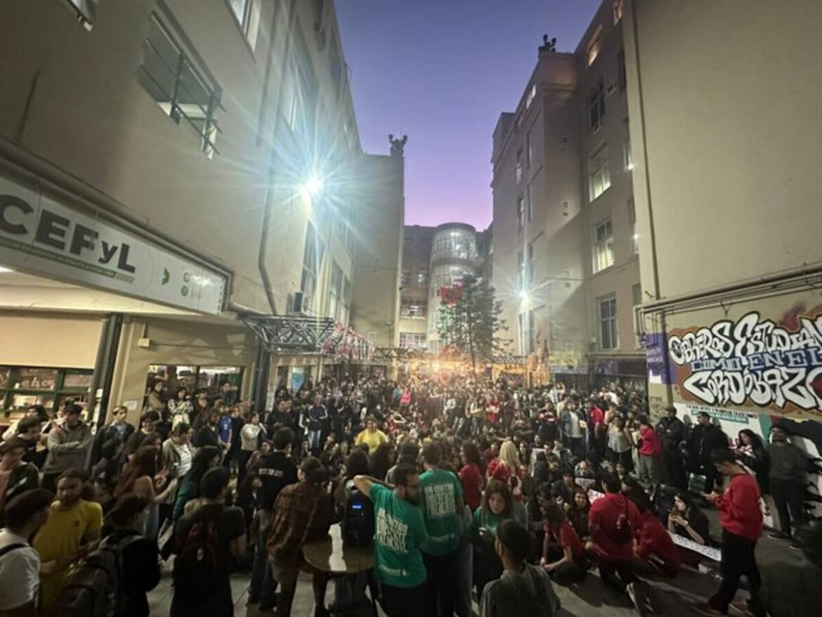 Estudiantes tomaron la facultad de Filosofía y Letras en rechazo al veto a la ley de financiamiento universitario