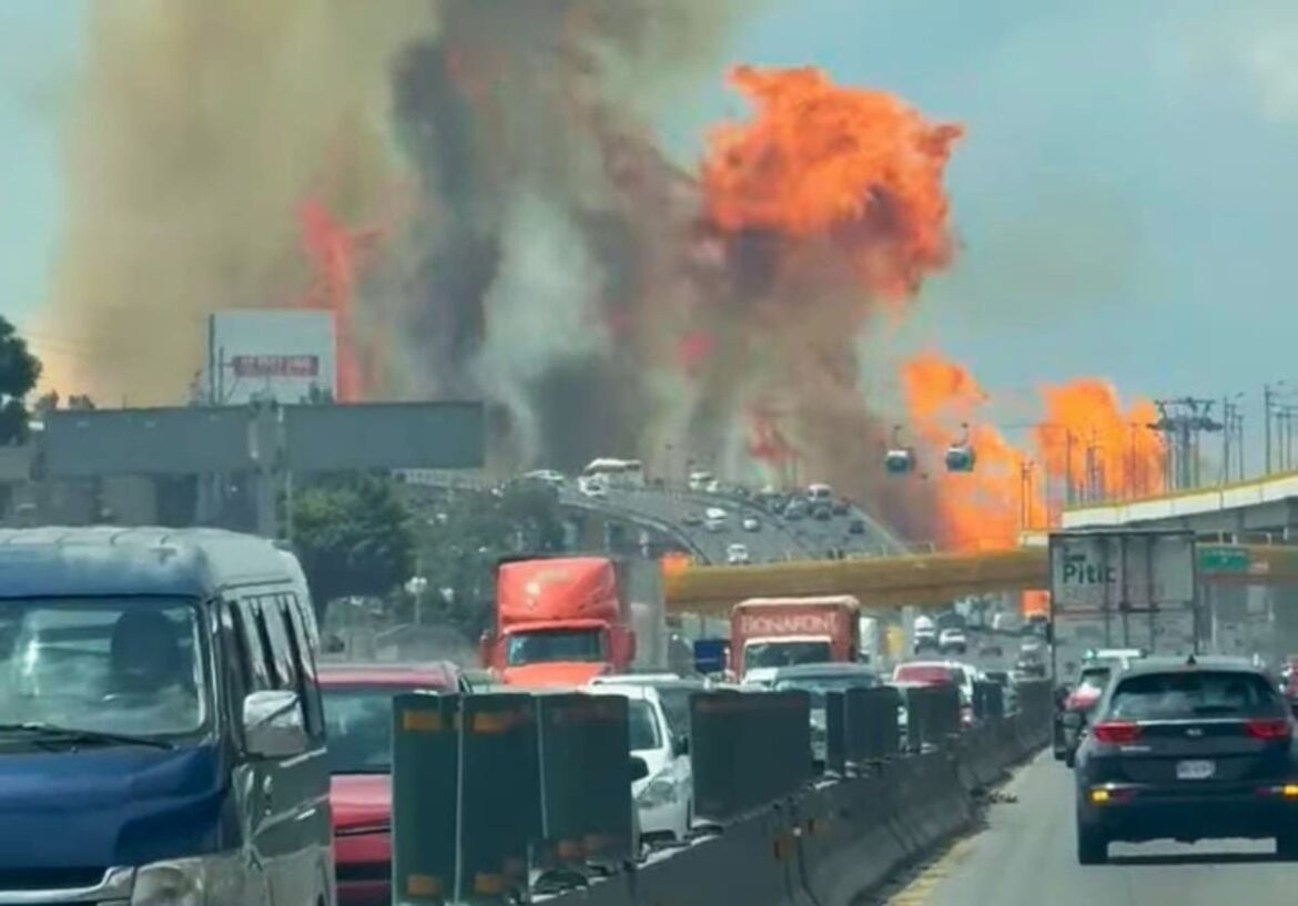 La descomunal explosión de un camión cisterna que circulaba por una autopista de México