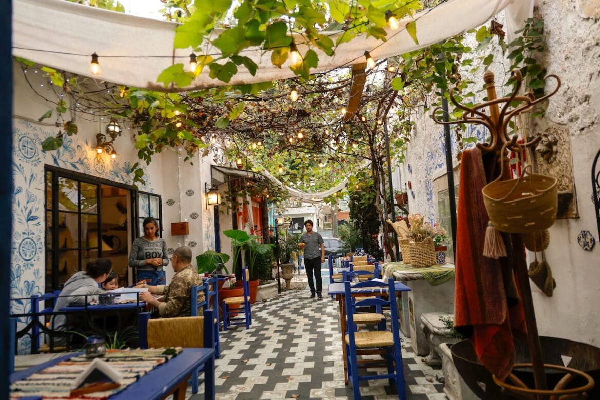 Su patio con parra de 1920 fue restaurado con estilo griego y marroquí para crear un espacio gastronómico