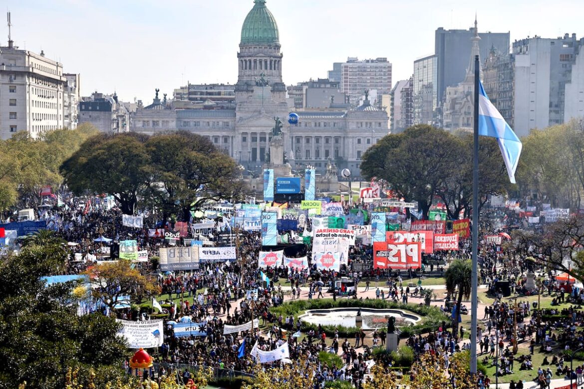 Universitarios, médicos y la oposición se unen frente a un Congreso blindado
