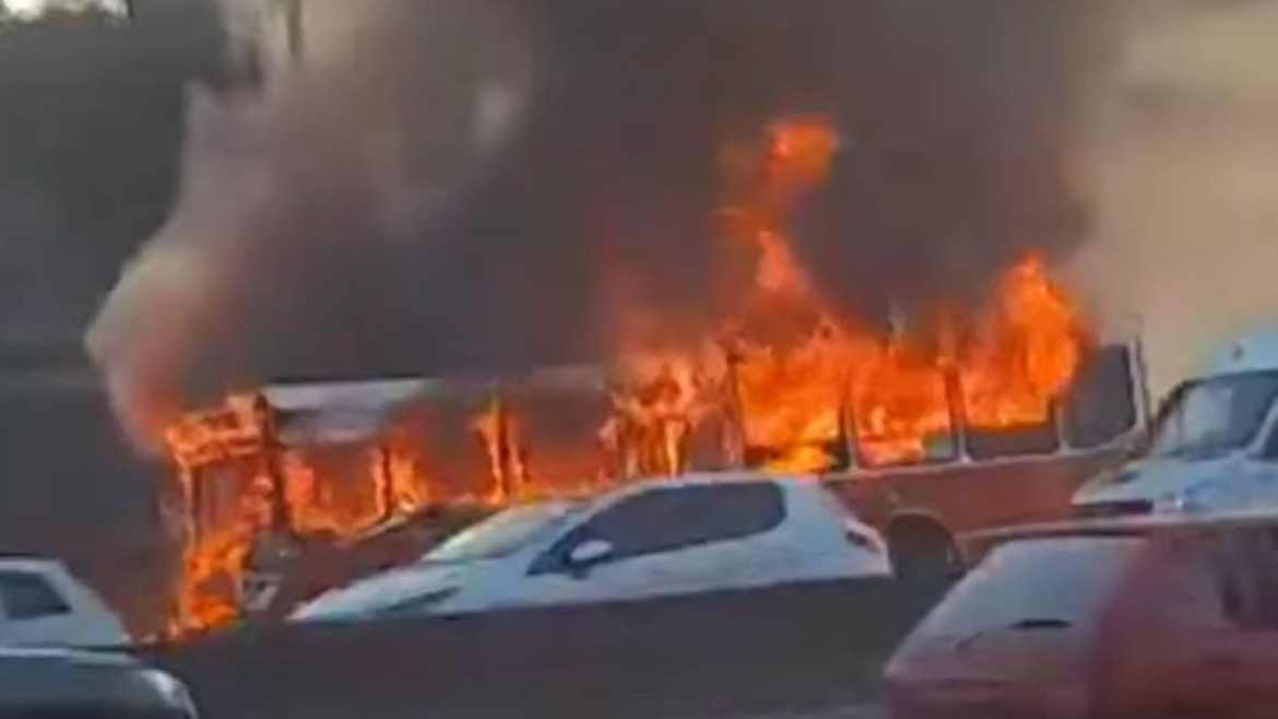 Video: el momento en que un micro escolar se prendió fuego en medio del caos de tránsito de la Panamericana