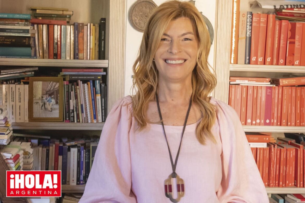 Abre las puertas de su casa. Soledad Costantini, editora y directora del Malba Literatura, posa junto a su marido, Eugenio Aguirre