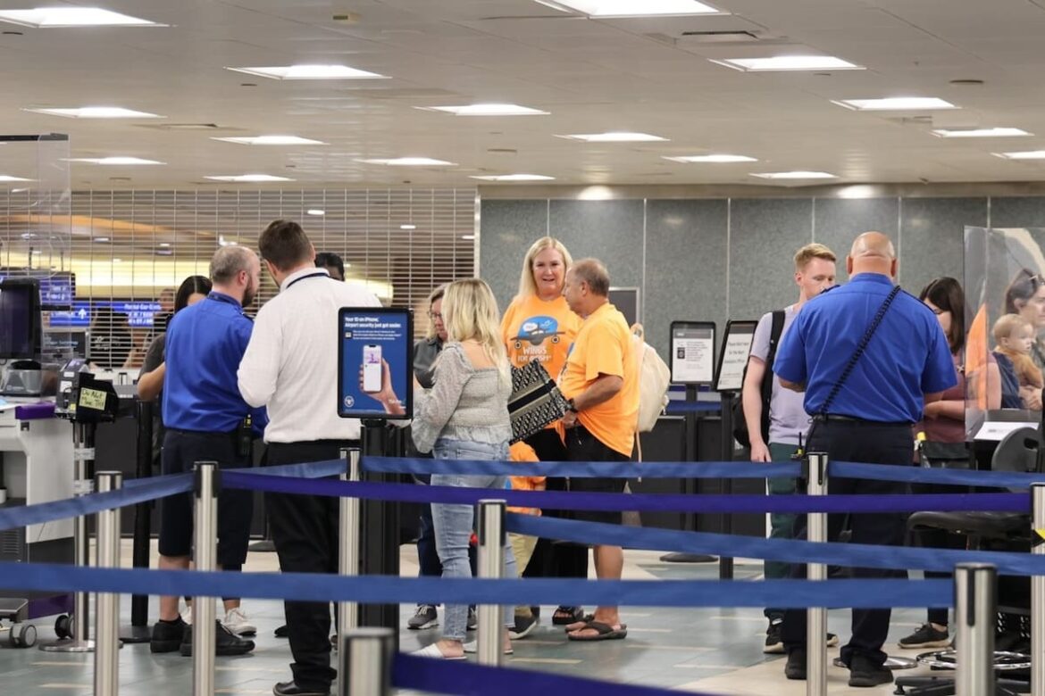 Creyó que podía pasarla por el control de la TSA, pero su error paralizó el aeropuerto y eso le costará miles de dólares