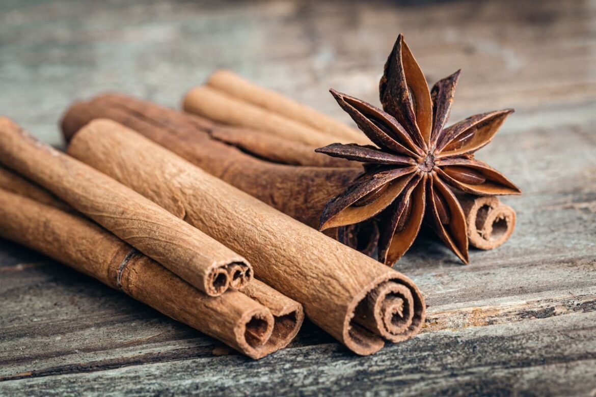 El ritual ancestral con canela en el baño para atraer la prosperidad y limpiar las energías negativas