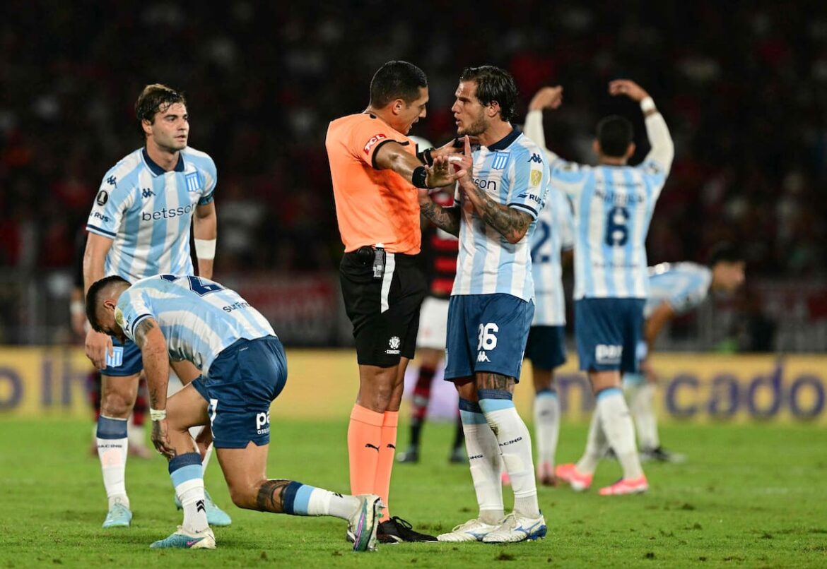 En Flamengo-Racing: tres goles anulados, dos atajadas increíbles y el golpe de Rojo... a un compañero
