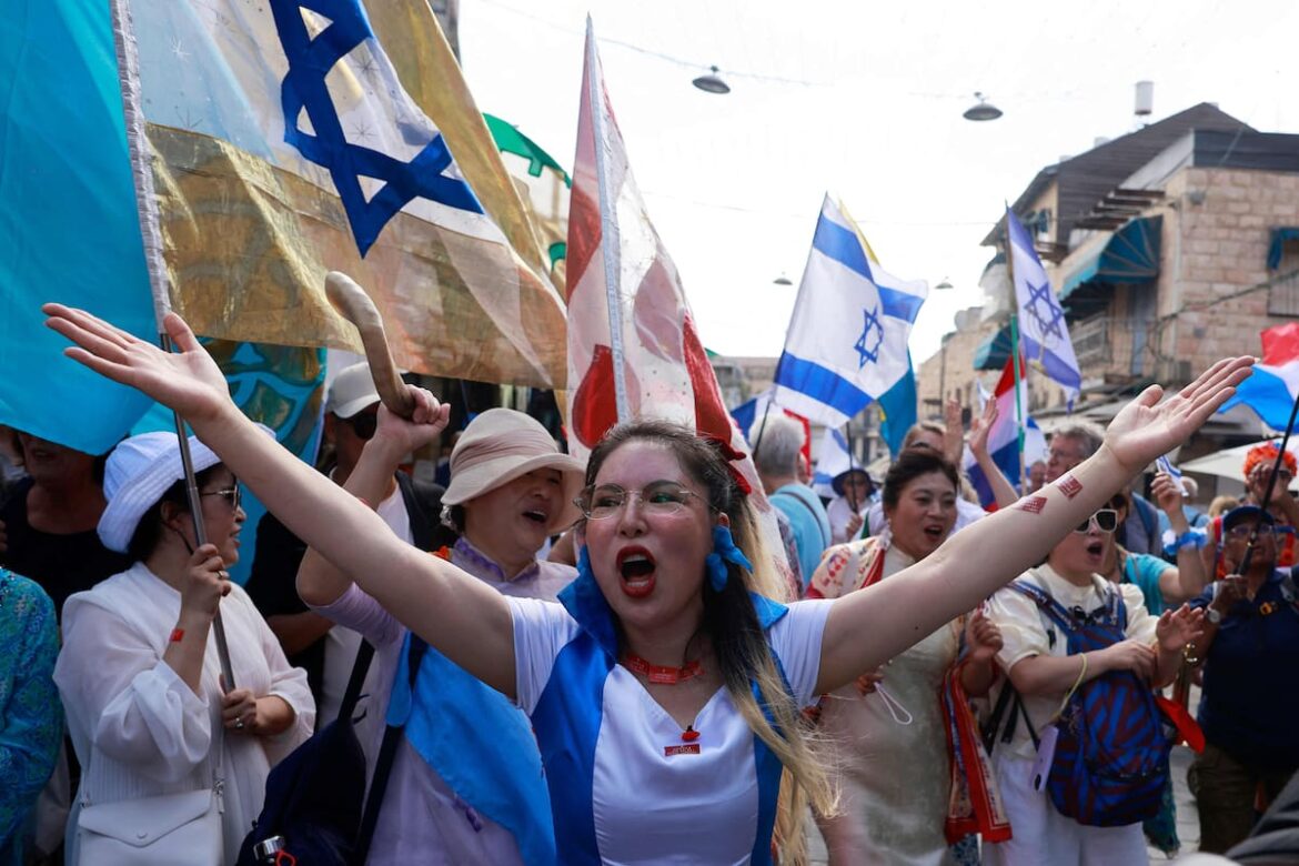 Israel: cientos de personas esperan la llegada de los rehenes Israel: cientos de personas esperan la llegada de los rehenes
