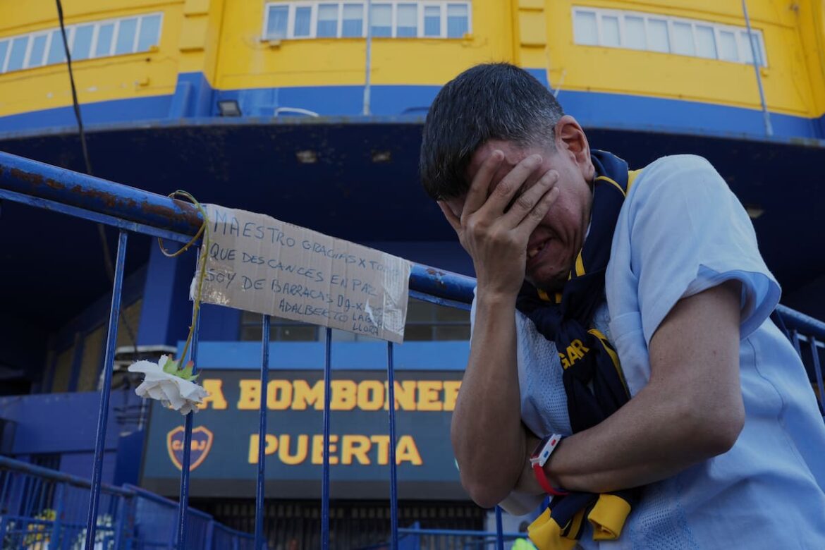 Las camisetas que acompañaron en el féretro y las visitas en el cuarto velorio en el estadio en los 120 años de Boca