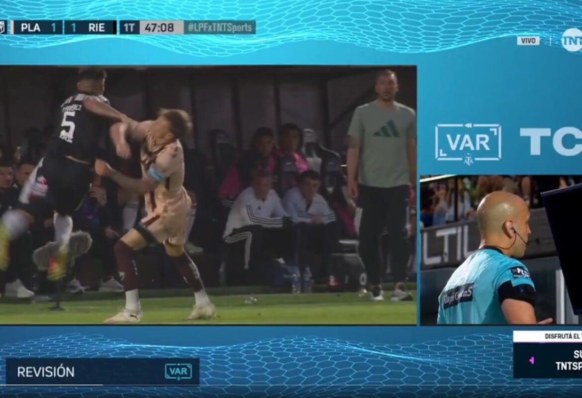 Riestra no pierde ni cuando juega con 10: de la roja a la eficacia, pateó 35 veces e hizo 17 goles