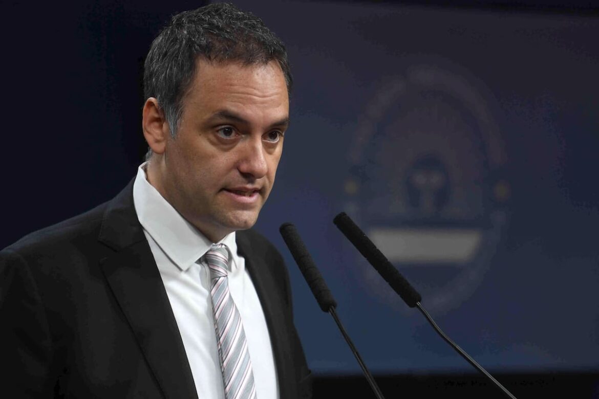 Adorni absorbe tres áreas clave y suma poder en la Jefatura de Gabinete