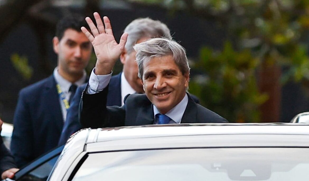 Caputo se comprometió a acumular reservas y deslizó que podría considerar ajustar la banda cambiaria en 1,5%