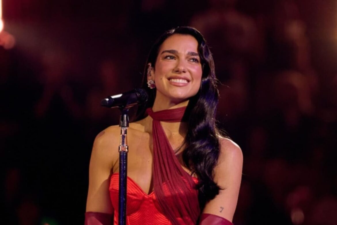 Dua Lipa sorprendió con un cover de Soda Stereo, que hizo vibrar el Monumental
