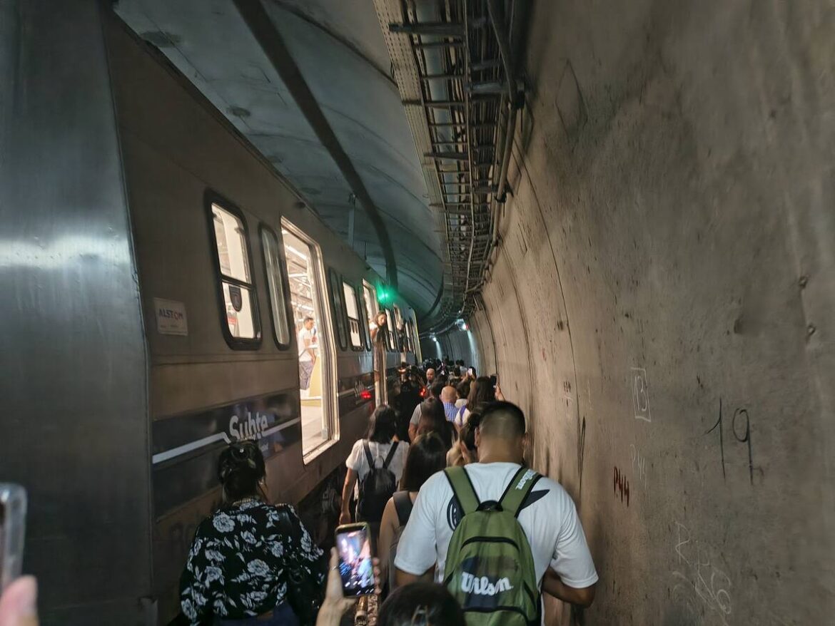 Falló una formación del subte y los pasajeros fueron evacuados a través de uno de los túneles